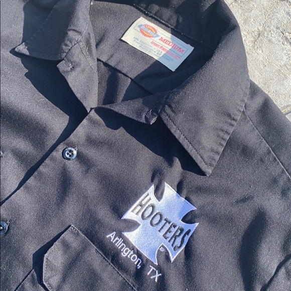 2 Hooters Dickies Shirts Size Medium - Picture 4 of 7